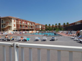 appartement avec terrasse , jardinet et piscine